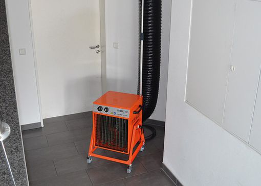 Bei schmalen, kleinen Räumen reicht ein kompaktes Wärmeentwesungsgerät.